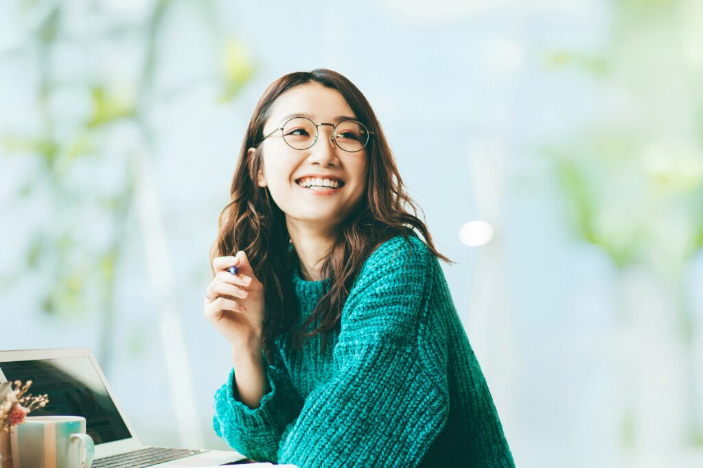 女性が微笑んでいる様子